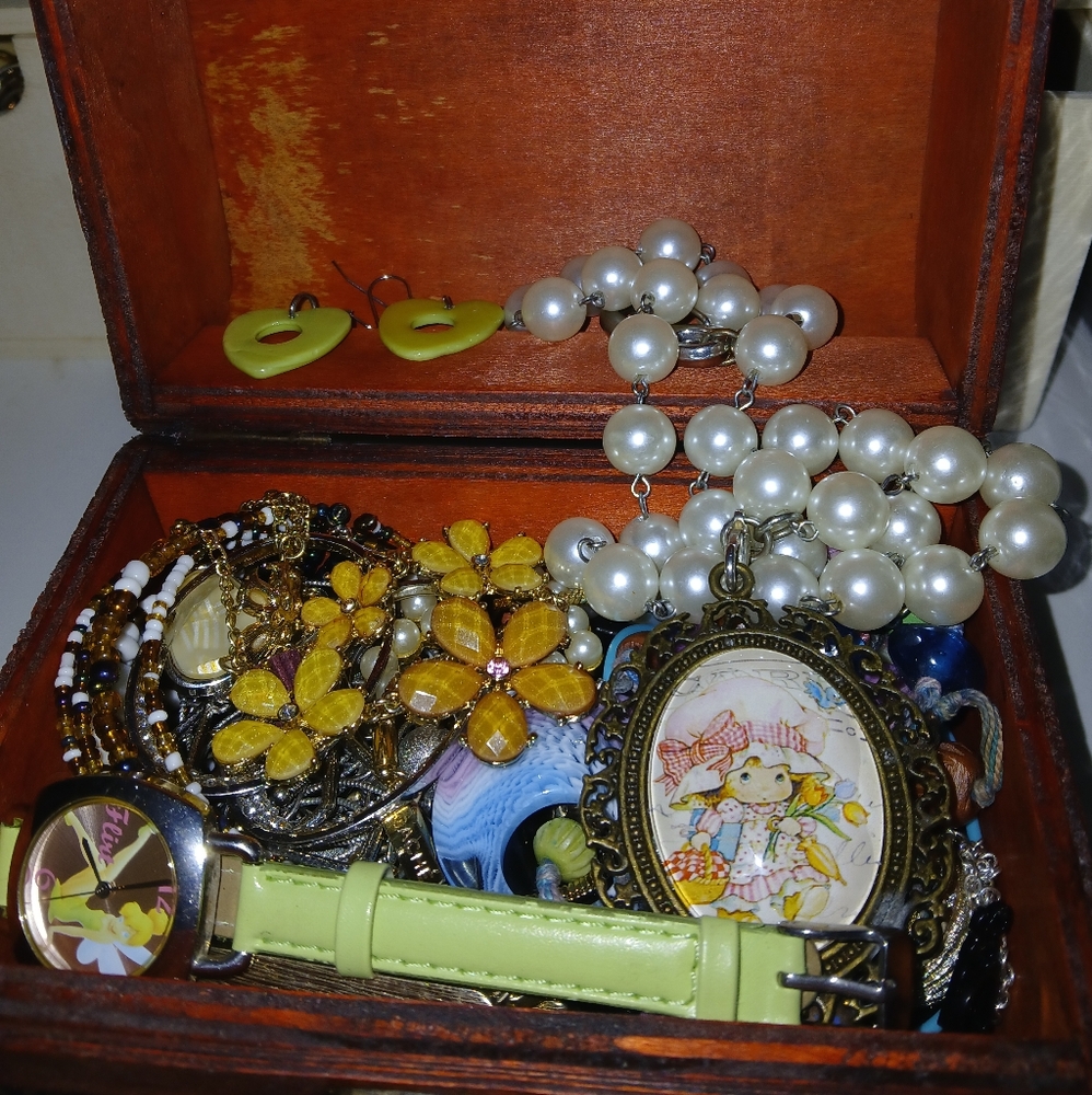 Y2K/ 2000S Themed Jewelry Chest